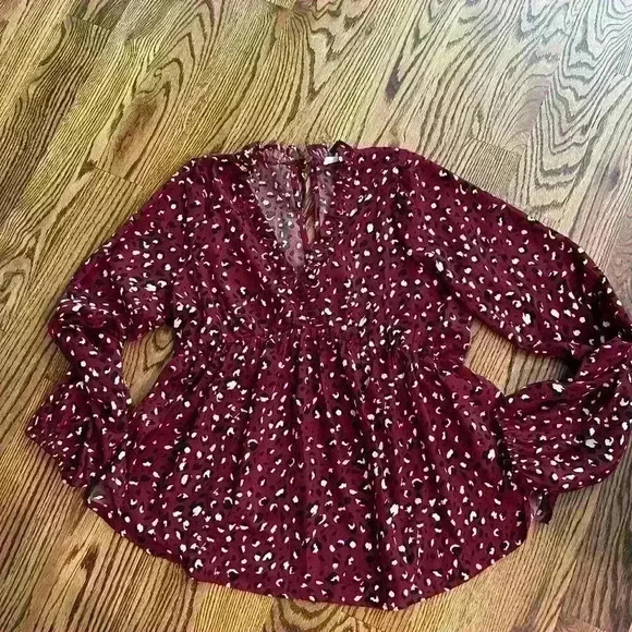 Burgundy Dalmatian Print Top Peplum waist and elastic sleeves! - Picture 1 of 4